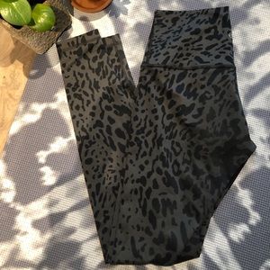 Grey leopard print leggings 🐆